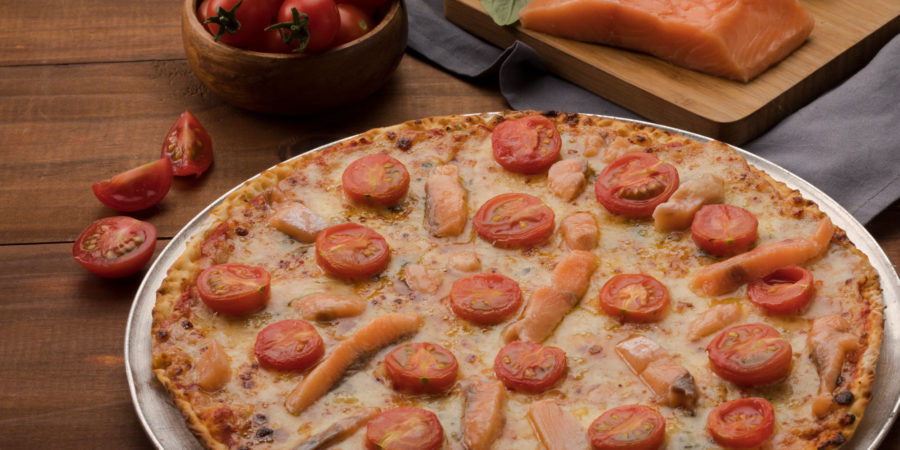 Pizza de Queso Azul, Salmón y Tomates Cherry